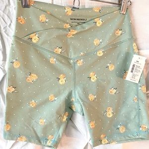 We Wore What Splice Leggi in Seagreen Floral  Shorts  Size M